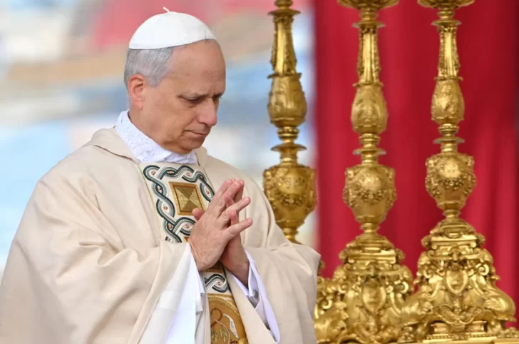 El Papa León XIV comenzó su pontificado: llamó a la paz y a comprometerse con los excluidos