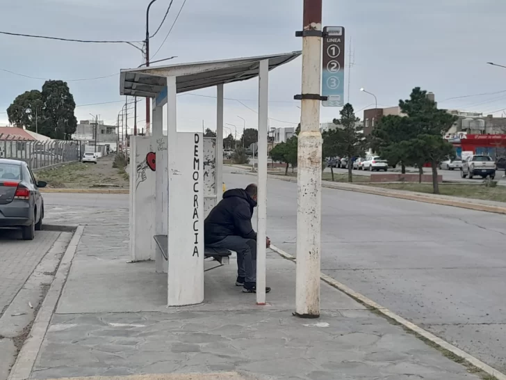  Usuarios de Urbano SE esperaron en vano el colectivo el día del paro nacional. FOTO: TAMARA MORENO / LA OPINIÓN AUSTRAL.
