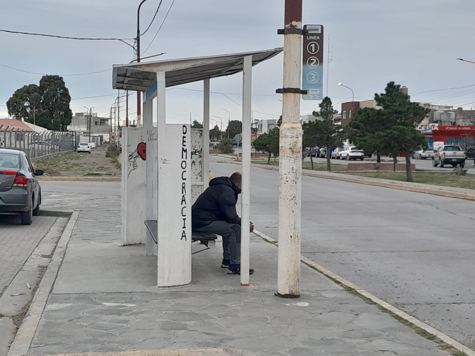  Usuarios de Urbano SE esperaron en vano el colectivo el día del paro nacional. FOTO: TAMARA MORENO / LA OPINIÓN AUSTRAL.