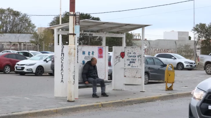  Usuarios de Urbano SE esperaron en vano el colectivo el día del paro nacional. FOTO: TAMARA MORENO / LA OPINIÓN AUSTRAL.