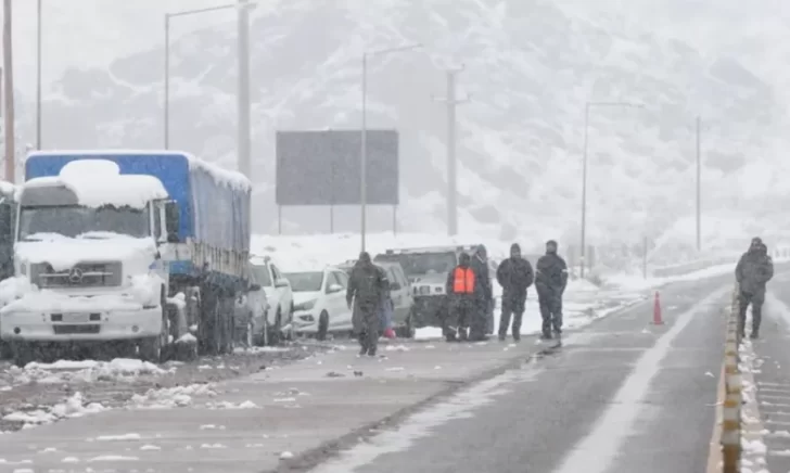 Cerraron un paso fronterizo con Chile debido a fuertes nevadas en la cordillera Cerraron un paso fronterizo con Chile debido a fuertes nevadas en la cordillera