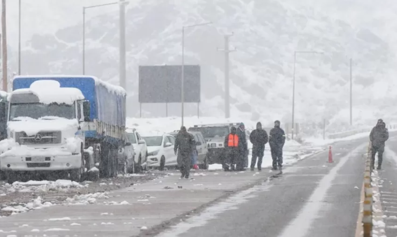 Cerraron un paso fronterizo con Chile debido a fuertes nevadas en la cordillera