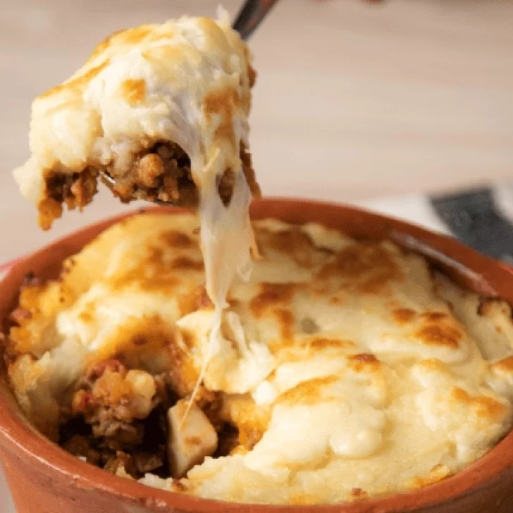 Receta de pastel de papas tradicional con tres capas: carne, puré y queso