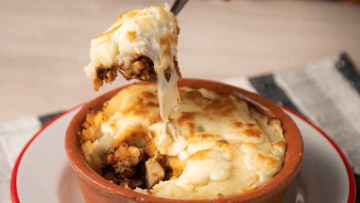 Receta de pastel de papas tradicional con tres capas: carne, puré y queso