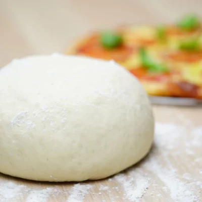 Receta de pizza casera: cómo hacer la masa con solo 4 ingredientes