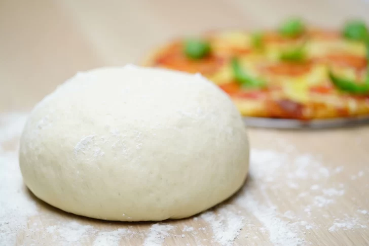 Receta de pizza casera: cómo hacer la masa con solo 4 ingredientes