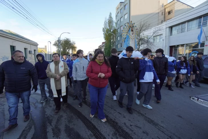  Procesión del Día de la Virgen en Río Gallegos de los salesianos. FOTO: LEANDRO FRANCO / LA OPINIÓN AUSTRAL.