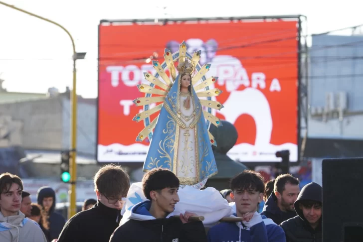 Virgen de Luján: estudiantes, padres y docentes realizaron la primera procesión en Río Gallegos