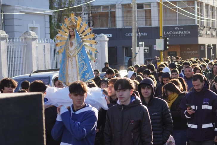  Procesión del Día de la Virgen en Río Gallegos de los salesianos. FOTO: LEANDRO FRANCO / LA OPINIÓN AUSTRAL.
