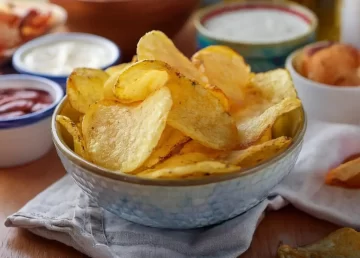 Papas fritas crujientes: cómo preparar snacks caseros en solo 5 pasos