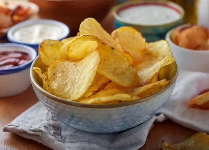 Papas fritas crujientes: cómo preparar snacks caseros en solo 5 pasos