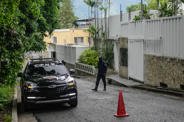 Liberaron a los cinco refugiados en la Embajada de Argentina en Caracas: cómo fue la operación secreta liderada por EE.UU.