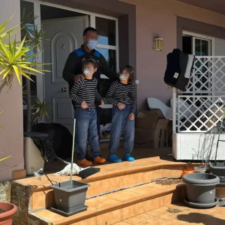 Obligaban a sus hijos a vivir aislados, con pañales y barbijos: los detuvieron