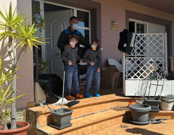Obligaban a sus hijos a vivir aislados, con pañales y barbijos: los detuvieron