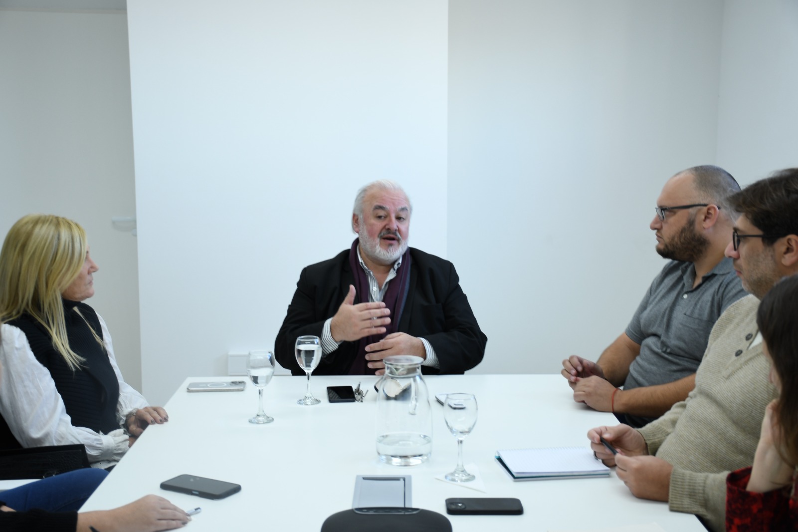  Rubén Zárate, presidente de la Agencia Comodoro Conocimiento, encabezó la mesa de trabajo.