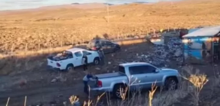 Un camión volcó en ruta 40, el chofer murió y los vecinos saquearon la mercadería que llevaba