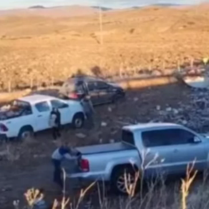 Un camión volcó en ruta 40, el chofer murió y los vecinos saquearon la mercadería que llevaba