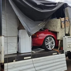 Insólito: hallaron un BMW escondido dentro de un camión de mudanzas