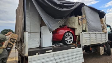 Insólito: hallaron un BMW escondido dentro de un camión de mudanzas
