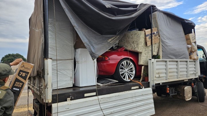 Insólito: hallaron un BMW escondido dentro de un camión de mudanzas