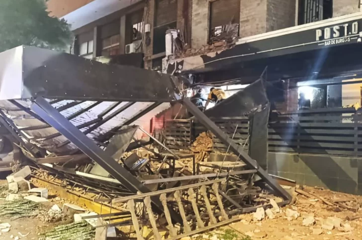 Tragedia en Córdoba: colapsó el techo de un edificio sobre un bar, hay un muerto y varios heridos