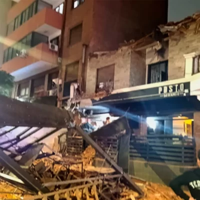Tragedia en Córdoba: colapsó el techo de un edificio sobre un bar, hay un muerto y varios heridos