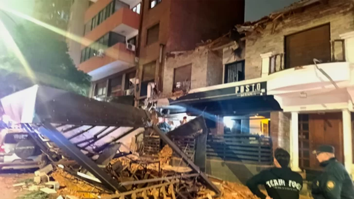 Tragedia en Córdoba: colapsó el techo de un edificio sobre un bar, hay un muerto y varios heridos