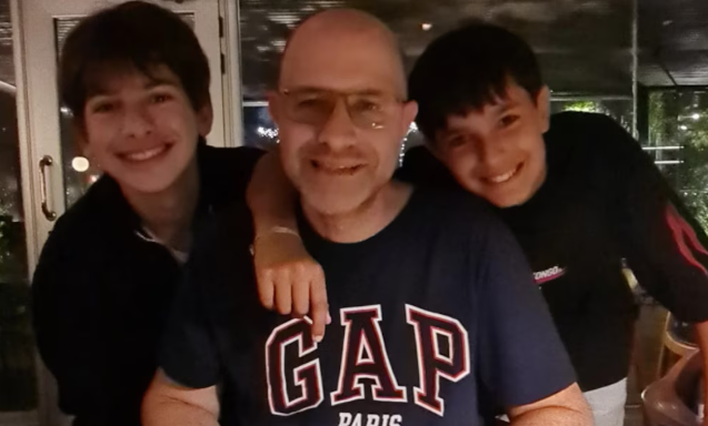  Adrián junto a sus hijos en el festejo de su último cumpleaños.