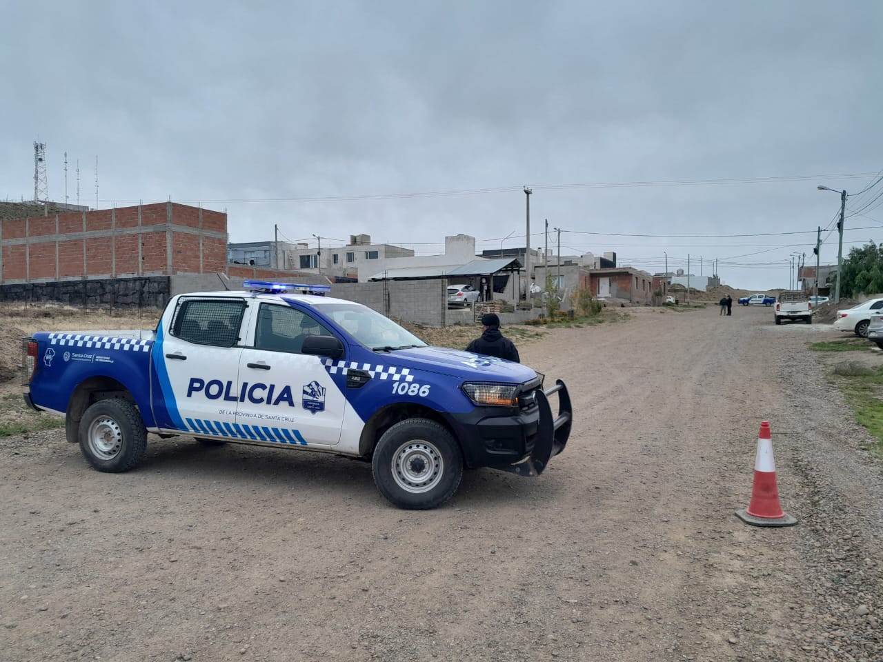  Móviles policiales cortaron el paso por las calles. (FOTO: TAMARA MORENO/LA OPINIÓN AUSTRAL).