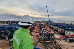 La producción argentina de petróleo alcanzó un récord histórico y quedó al borde del millón de barriles La producción argentina de petróleo alcanzó un récord histórico y quedó al borde del millón de barriles