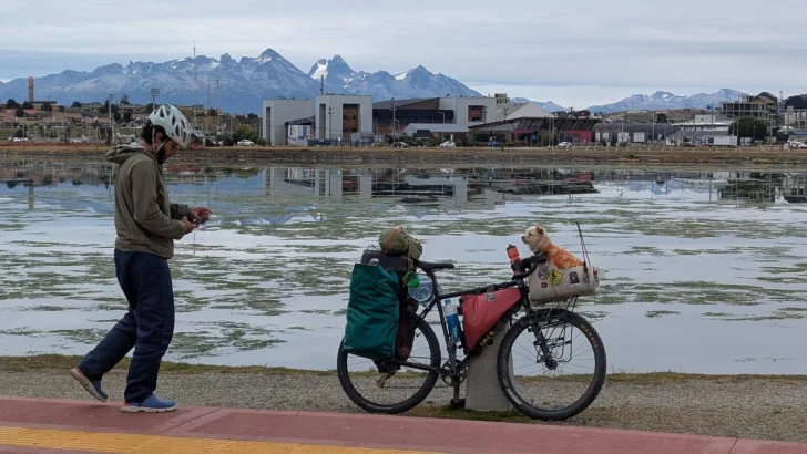 Franco y su perro Milo recorren Latinoamérica en bicicleta, llegaron a Río Gallegos y buscan un aventón para seguir viaje