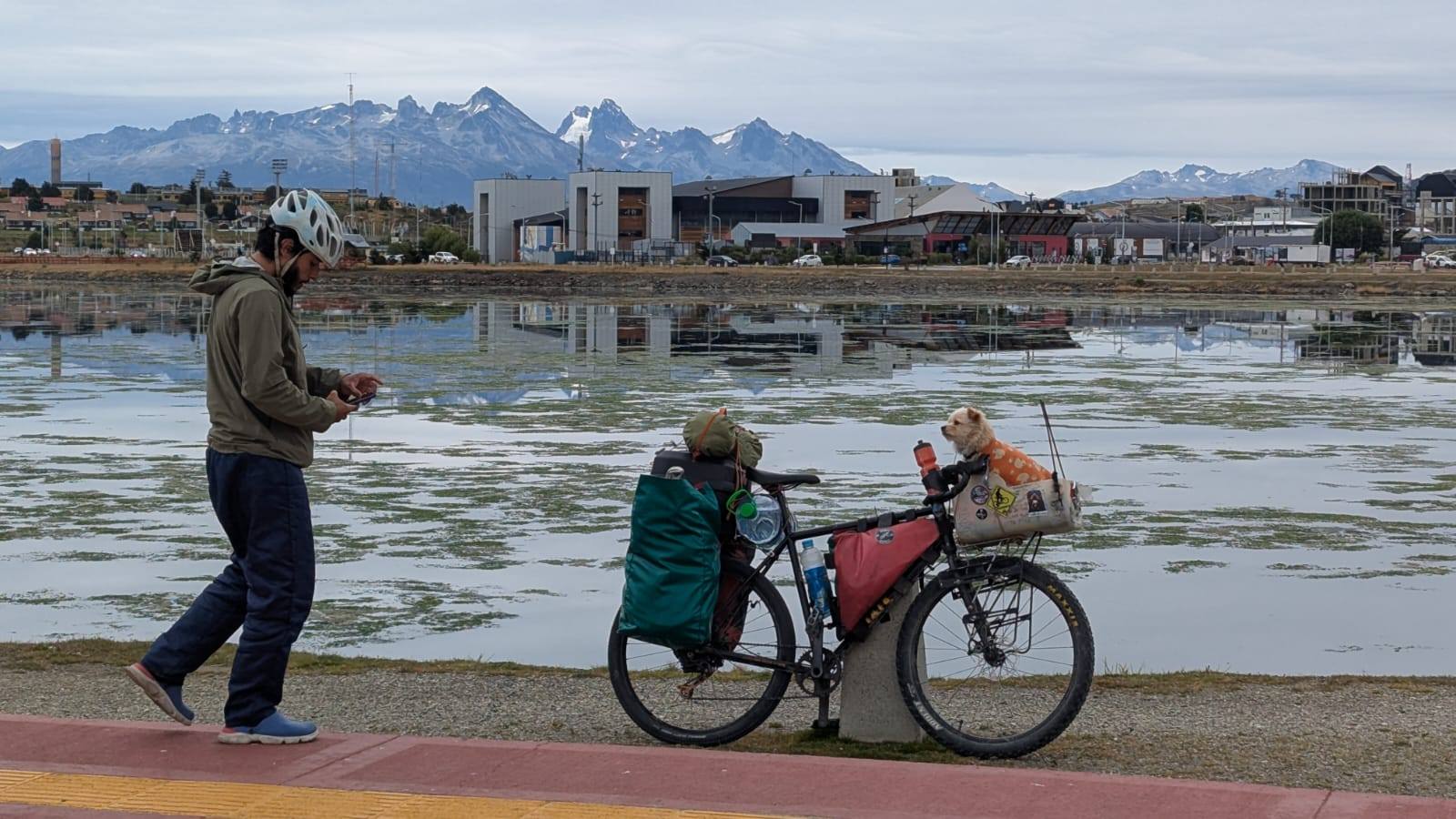 Franco y su perro Milo recorren Latinoamérica en bicicleta, llegaron a Río Gallegos y buscan un aventón para seguir viaje