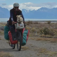 Franco y su perro Milo recorren Latinoamérica en bicicleta, llegaron a Río Gallegos y buscan un aventón para seguir viaje