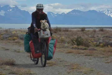 Franco y su perro Milo recorren Latinoamérica en bicicleta, llegaron a Río Gallegos y buscan un aventón para seguir viaje