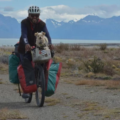 Franco y su perro Milo recorren Latinoamérica en bicicleta, llegaron a Río Gallegos y buscan un aventón para seguir viaje