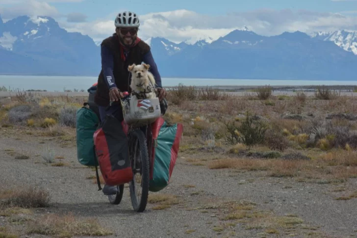 Franco y su perro Milo recorren Latinoamérica en bicicleta, llegaron a Río Gallegos y buscan un aventón para seguir viaje