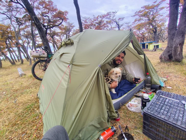 Franco y su perro Milo recorren Latinoamérica en bicicleta, llegaron a Río Gallegos y buscan un aventón para seguir viaje