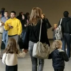 Nación facilitó la forma para viajar al exterior con menores cuando van con uno de los padres