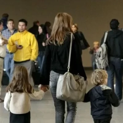 Nación facilitó la forma para viajar al exterior con menores cuando van con uno de los padres