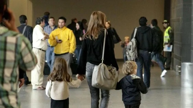 Nación facilitó la forma para viajar al exterior con menores cuando van con uno de los padres