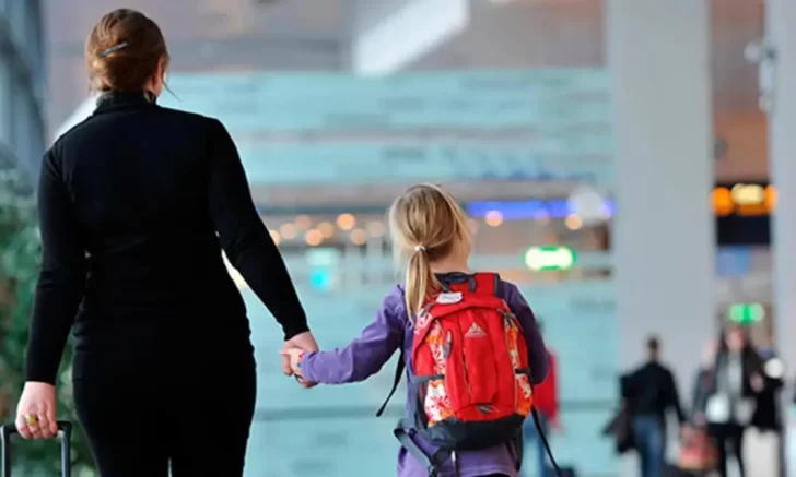 Nación facilitó la forma para viajar al exterior con menores cuando van con uno de los padres Nación facilitó la forma para viajar al exterior con menores cuando van con uno de los padres