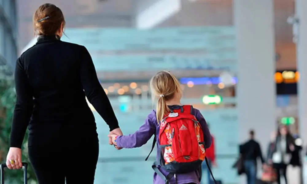 Nación facilitó la forma para viajar al exterior con menores cuando van con uno de los padres
