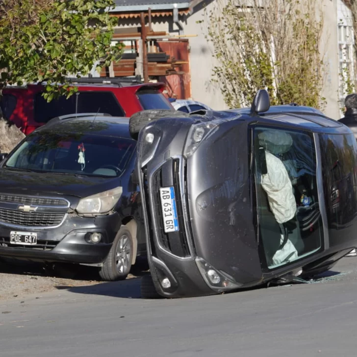 Grave vuelco en Barrio Belgrano: una mujer fue trasladada al hospital