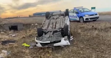 Perdió el control del auto, chocó contra un montículo de tierra y volcó en el ingreso a Río Gallegos