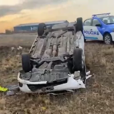 Perdió el control del auto, chocó contra un montículo de tierra y volcó en el ingreso a Río Gallegos