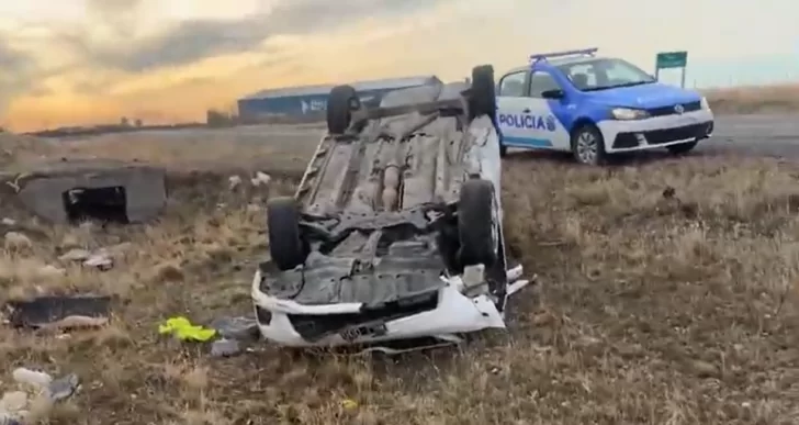 Perdió el control del auto, chocó contra un montículo de tierra y volcó en el ingreso a Río Gallegos