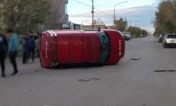 Circulaba a alta velocidad, chocó contra un auto estacionado y protagonizó un cinematográfico vuelco