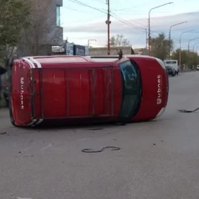 Circulaba a alta velocidad, chocó contra un auto estacionado y protagonizó un cinematográfico vuelco