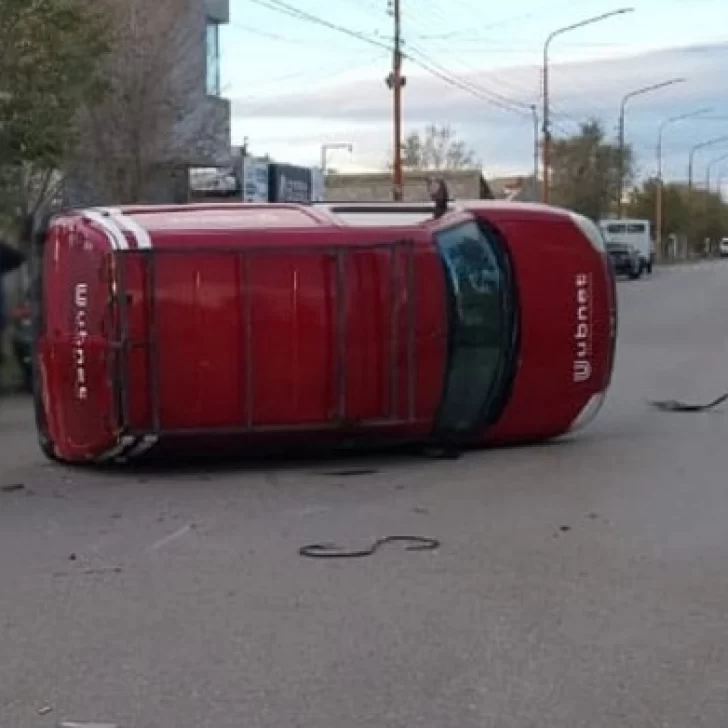 Circulaba a alta velocidad, chocó contra un auto estacionado y protagonizó un cinematográfico vuelco