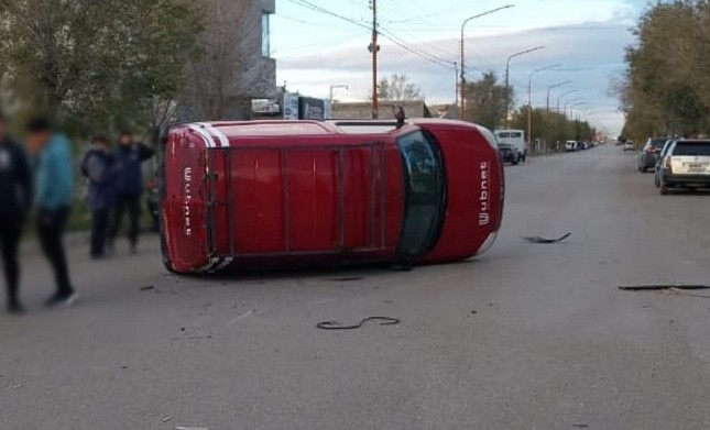 Circulaba a alta velocidad, chocó contra un auto estacionado y protagonizó un cinematográfico vuelco